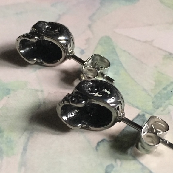 New! Goth Skull Stud Earrings - Picture 7 of 8